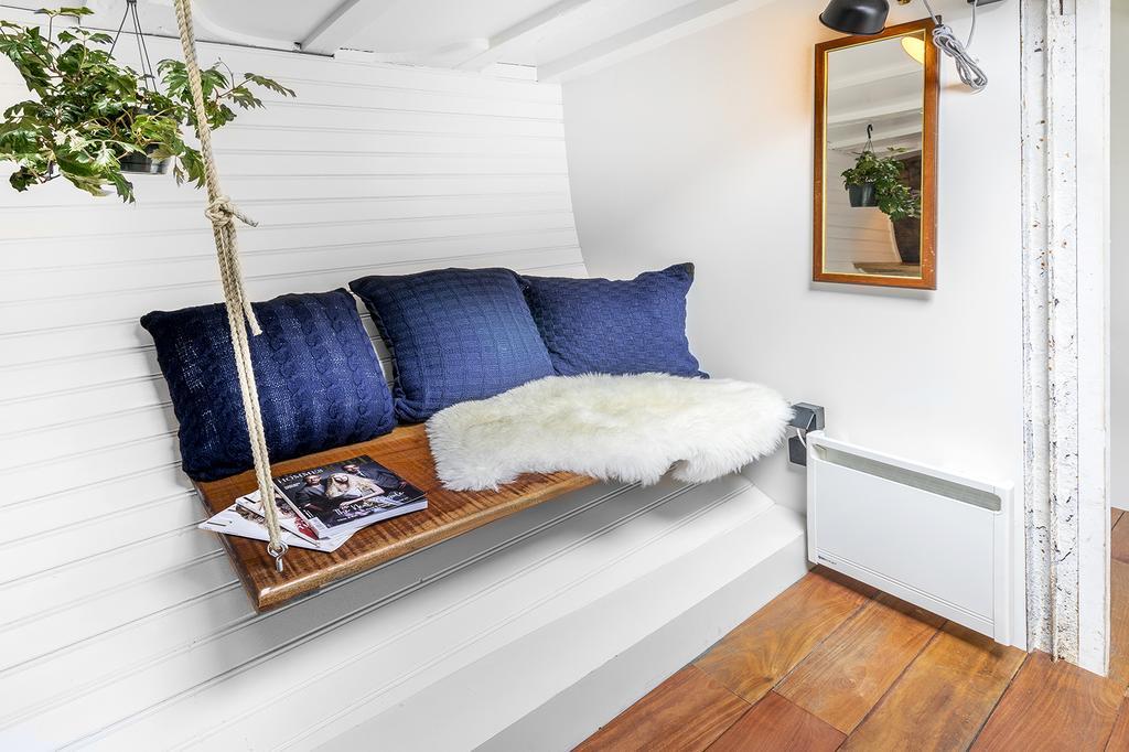Asile Flottant Botel Amsterdam