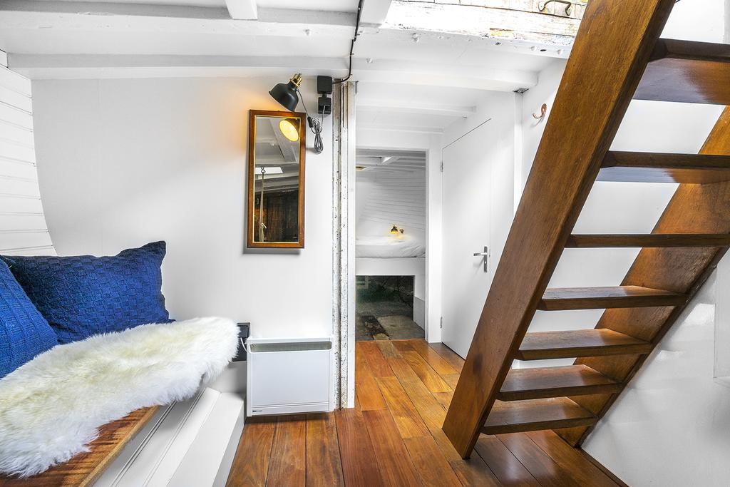 Botel Asile Flottant