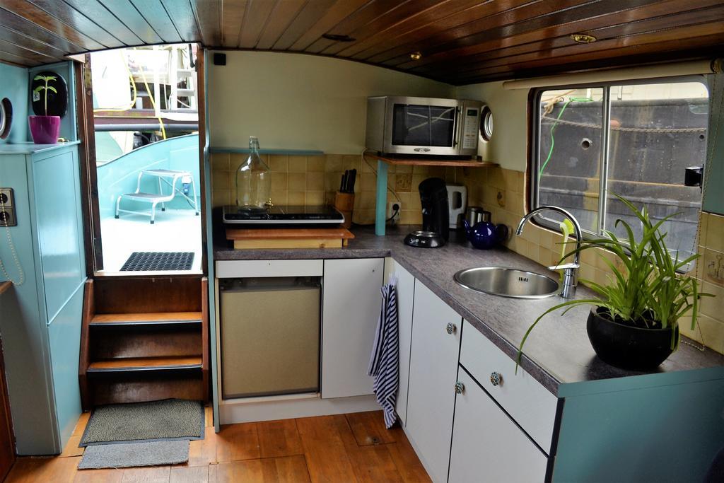 Floating Bed & Breakfast *
