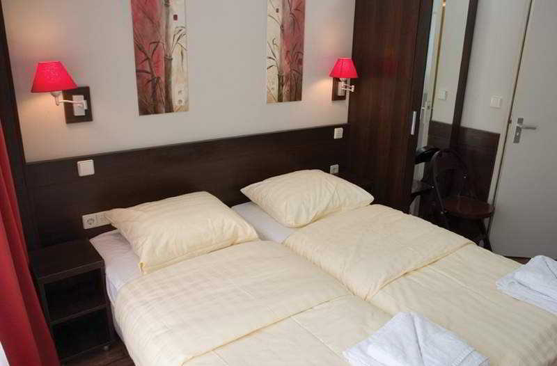 Damrak Hotel 2*