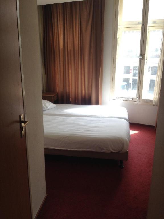 Budget Season Star Amsterdam