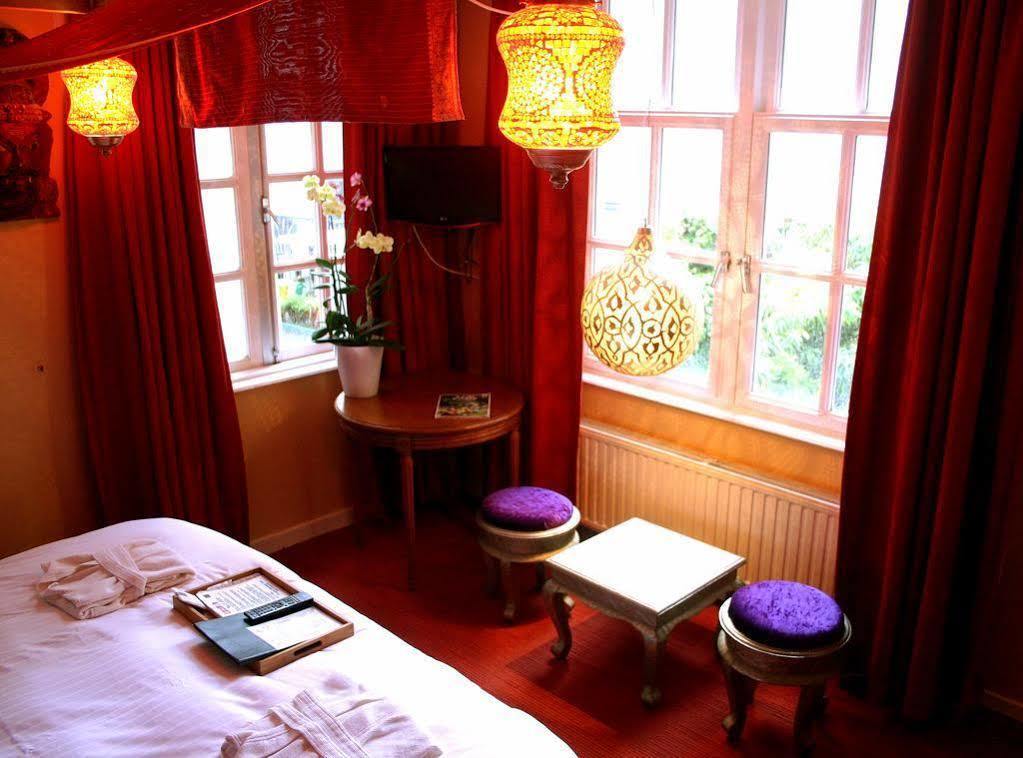 Rosalia's Menagerie Cocktail Bar & Innupstairs Hotel 3*