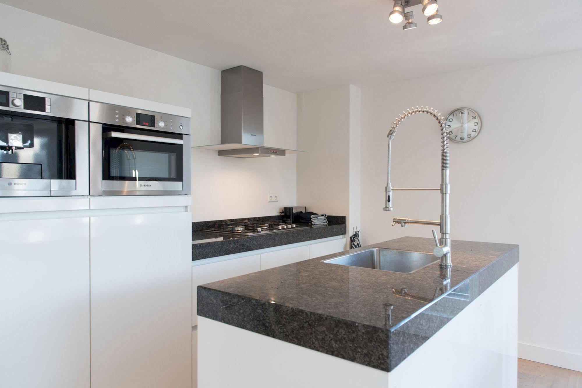 Urban De Laurier Apartment *