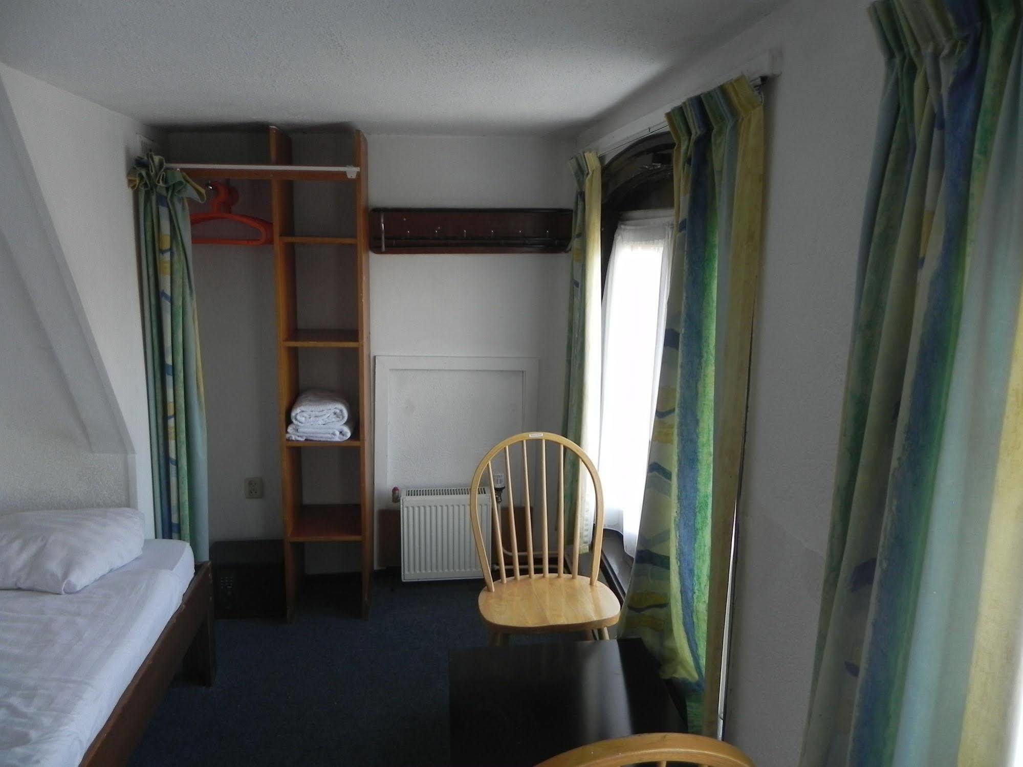 Crown Hotel *