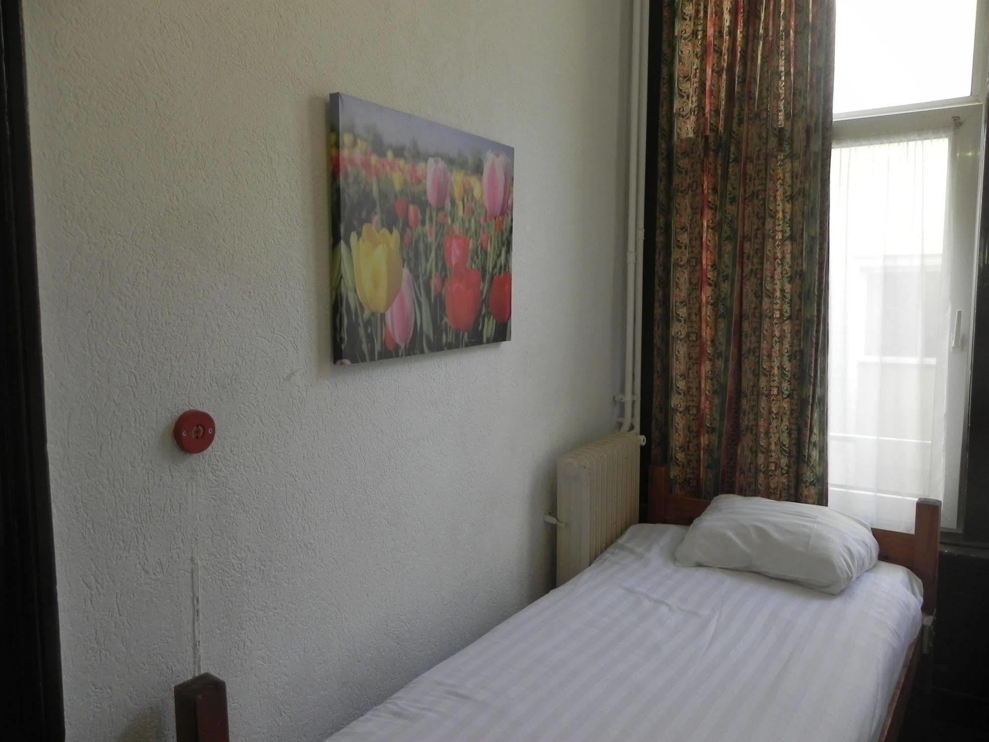 Crown Hotel *