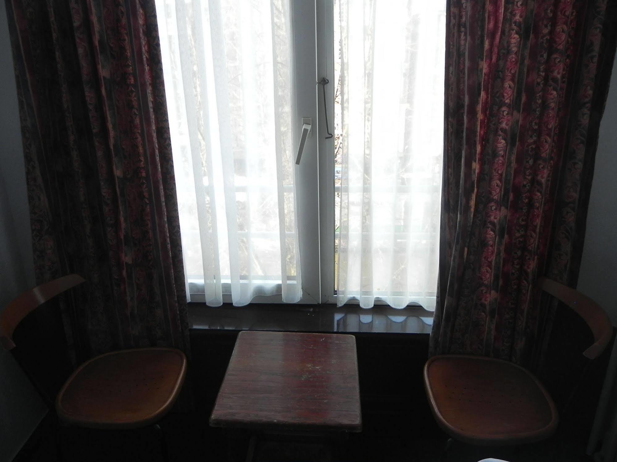Crown Hotel *