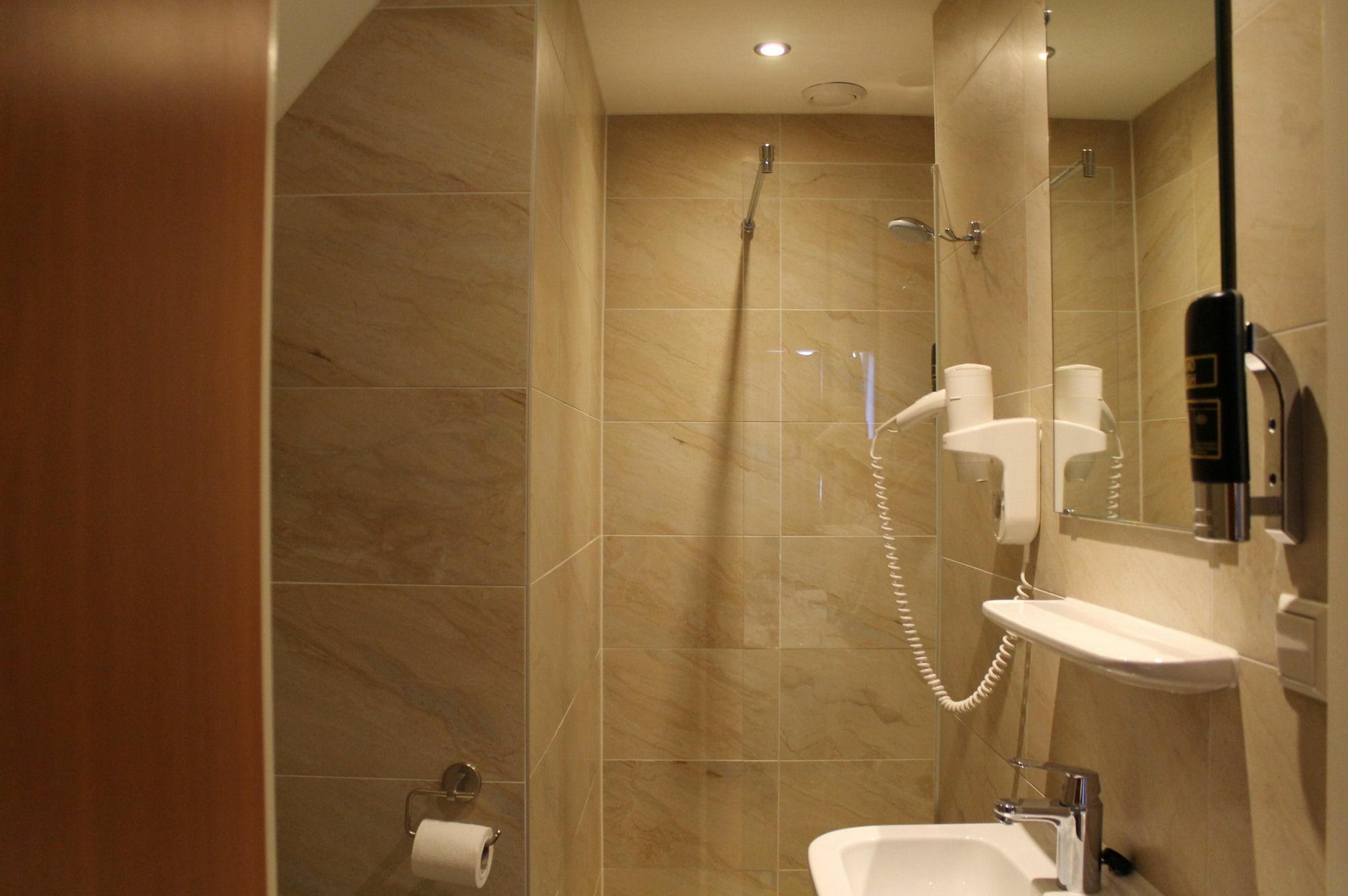 Blossoms Hotel 2*