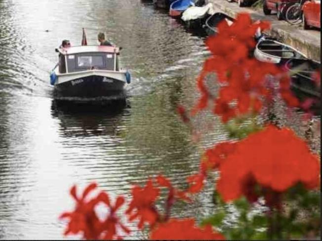 Canal Boat City Center Botel