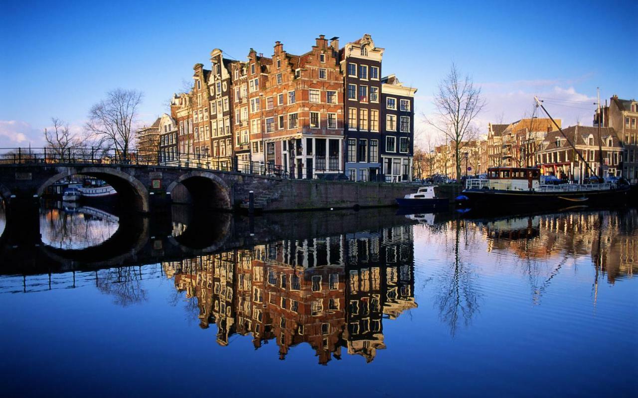 & Quiet Canal Apartment Amsterdam