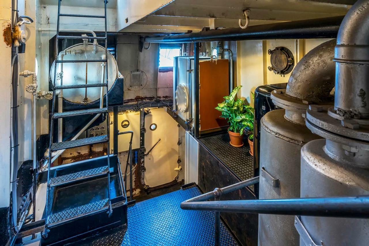 Asile Flottant Botel Amsterdam