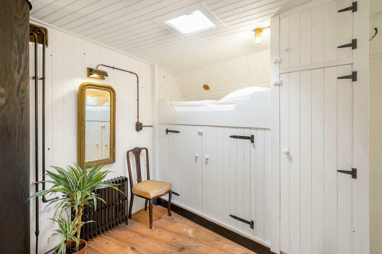 Asile Flottant Botel Amsterdam