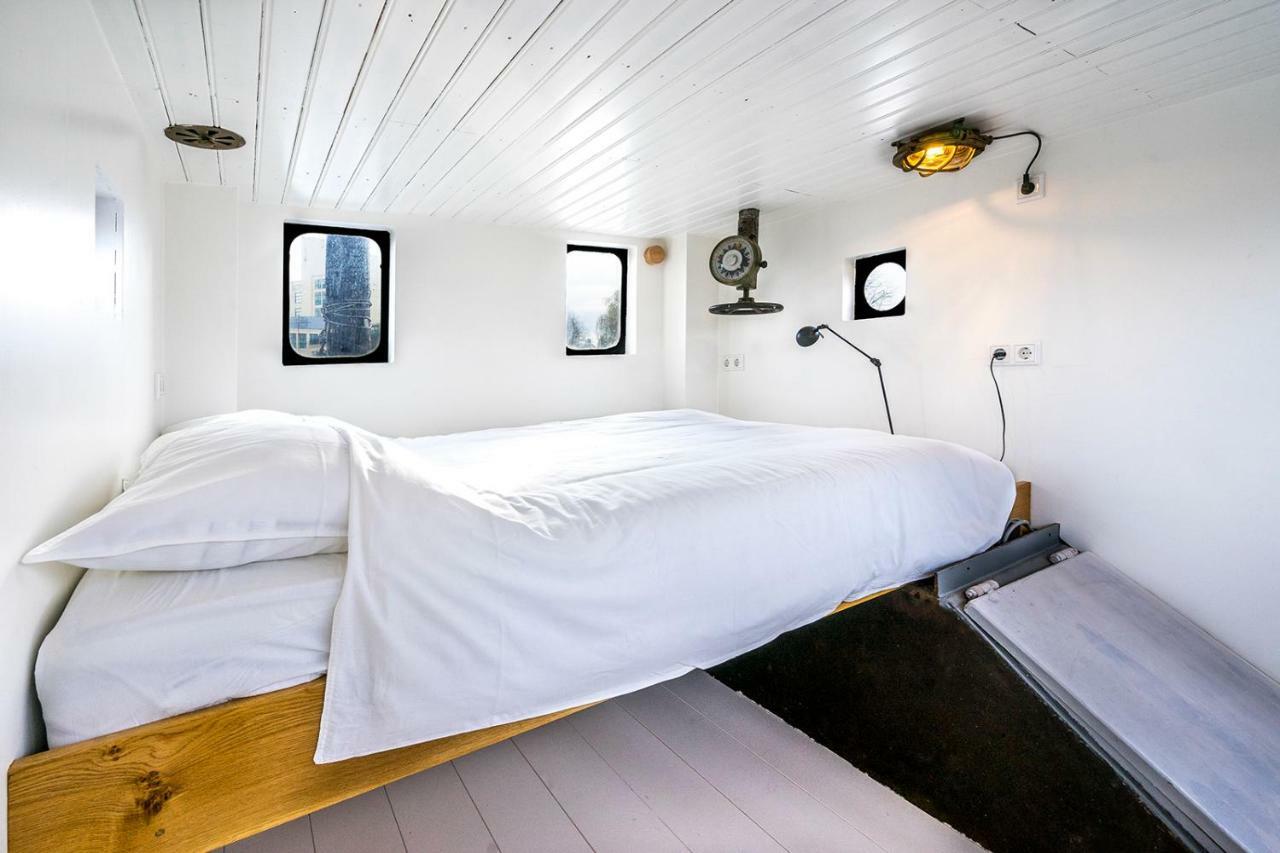 Botel Asile Flottant