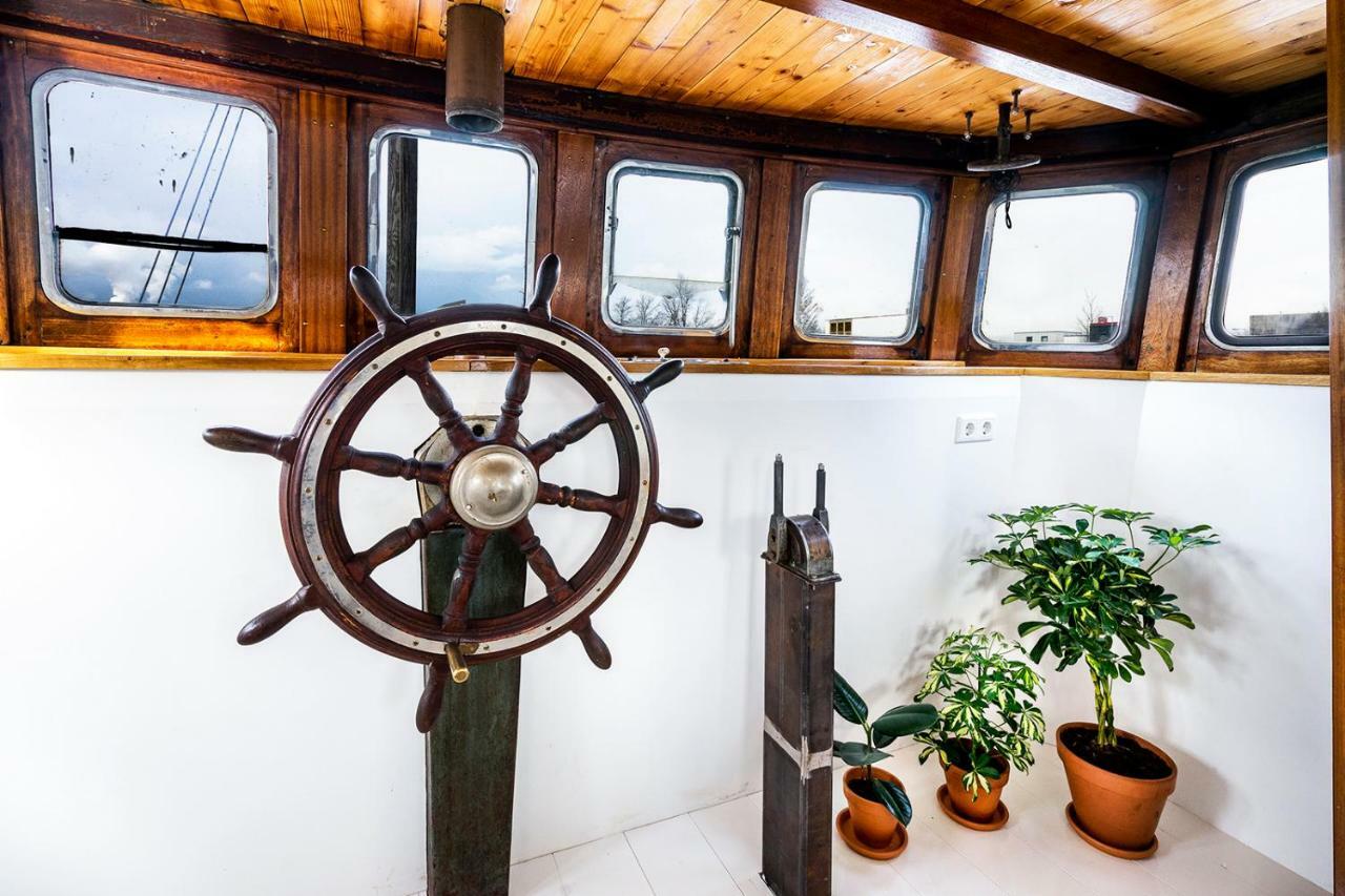 Asile Flottant Botel