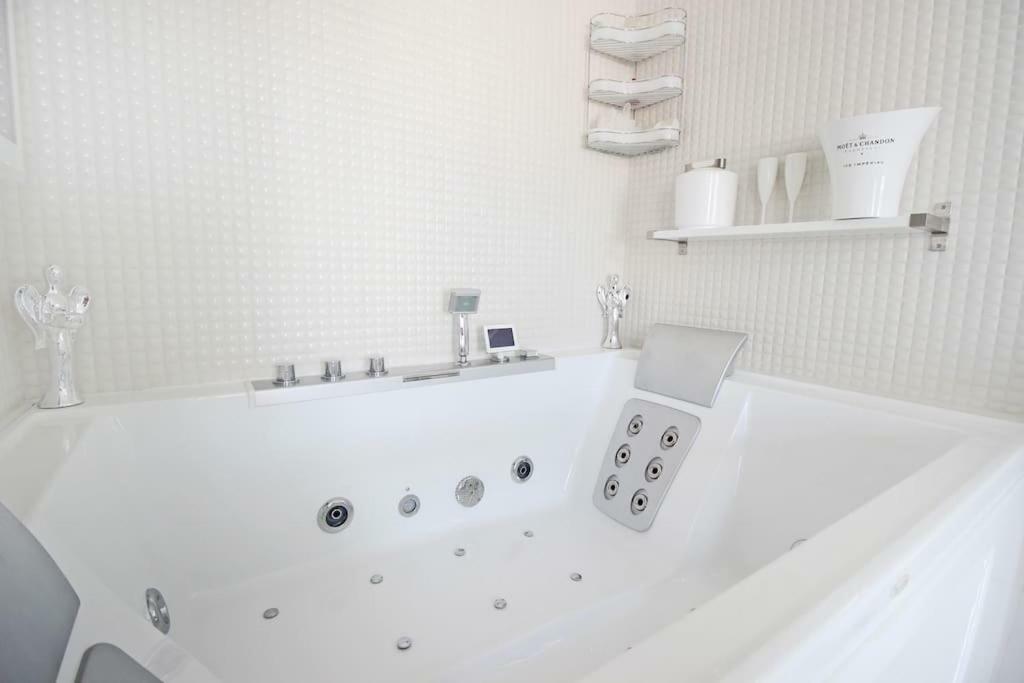 White Luxury Penthouse In Centre Apartment *