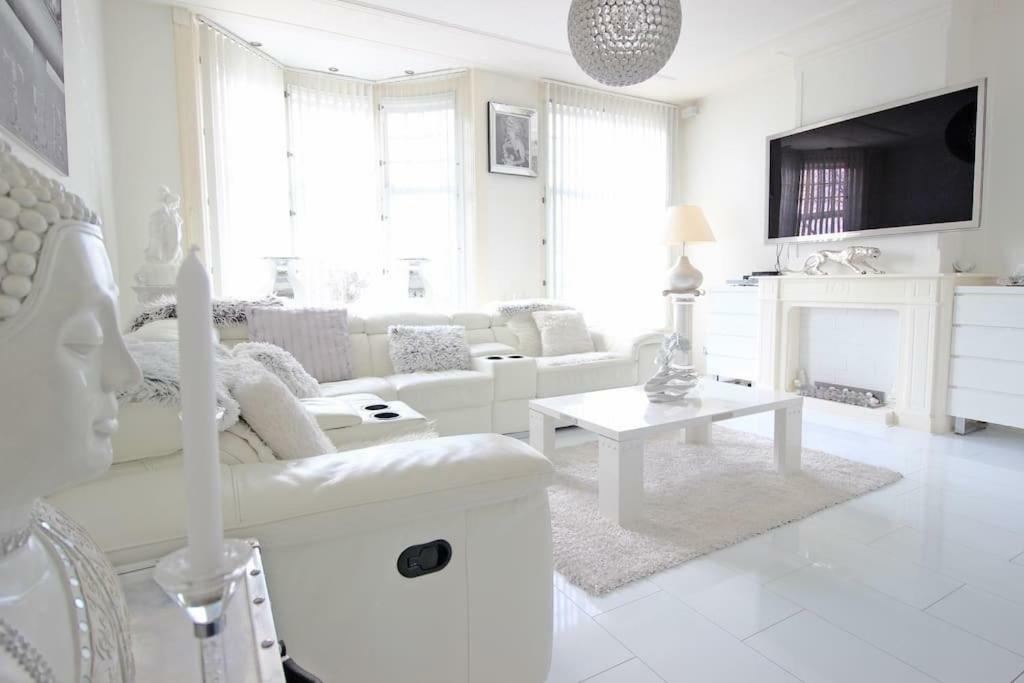 White Luxury Penthouse In Centre *