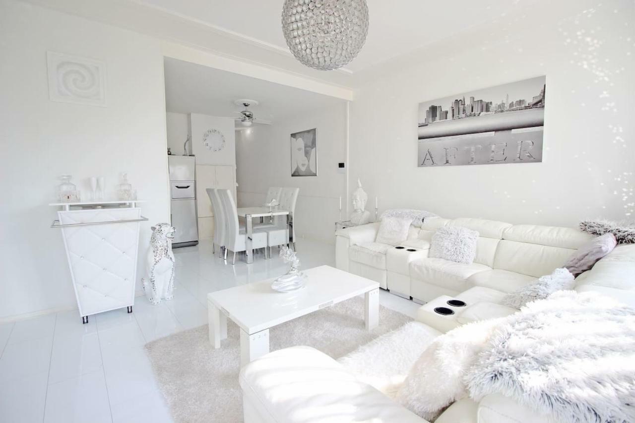 White Luxury Penthouse In Centre Apartment *