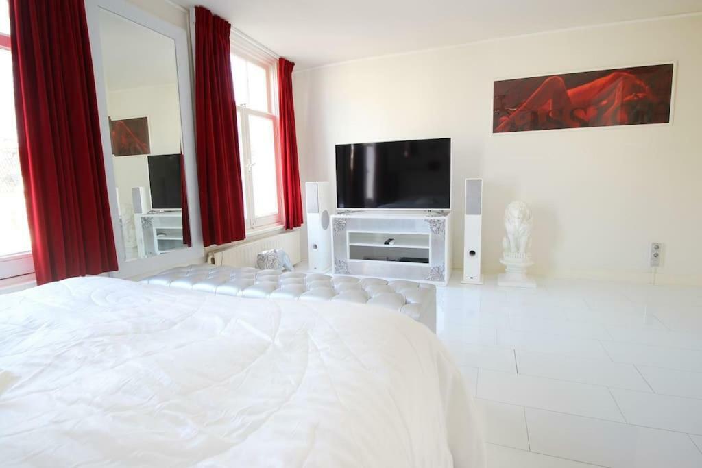 White Luxury Penthouse In Centre