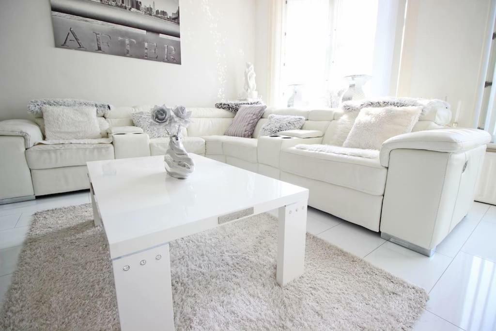 White Luxury Penthouse In Centre *