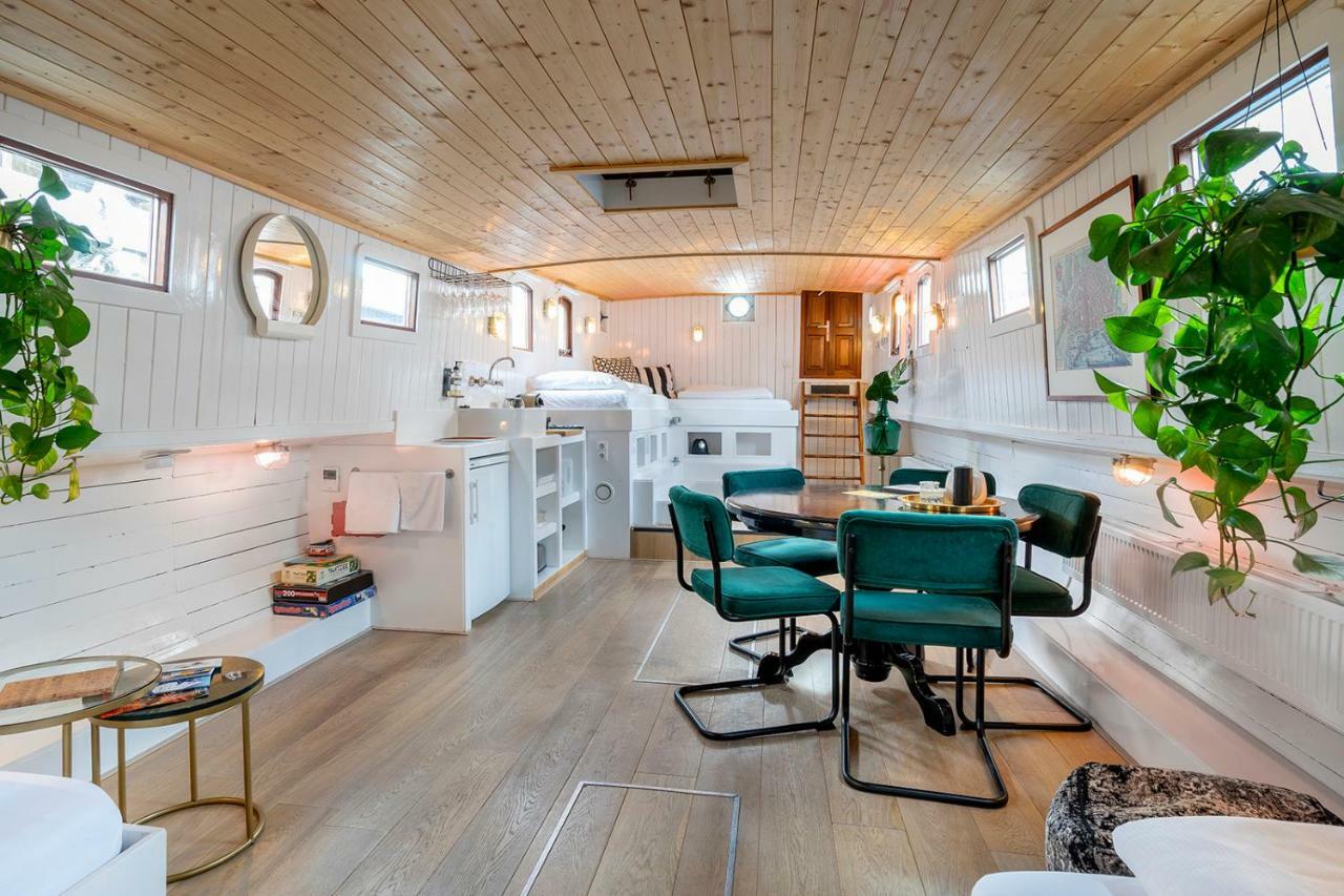 Botel Asile Flottant