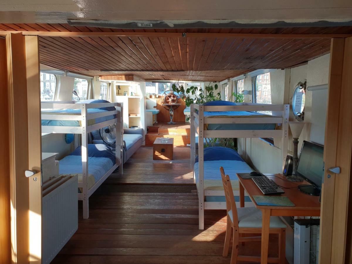 Beagle Family Houseboat Botel