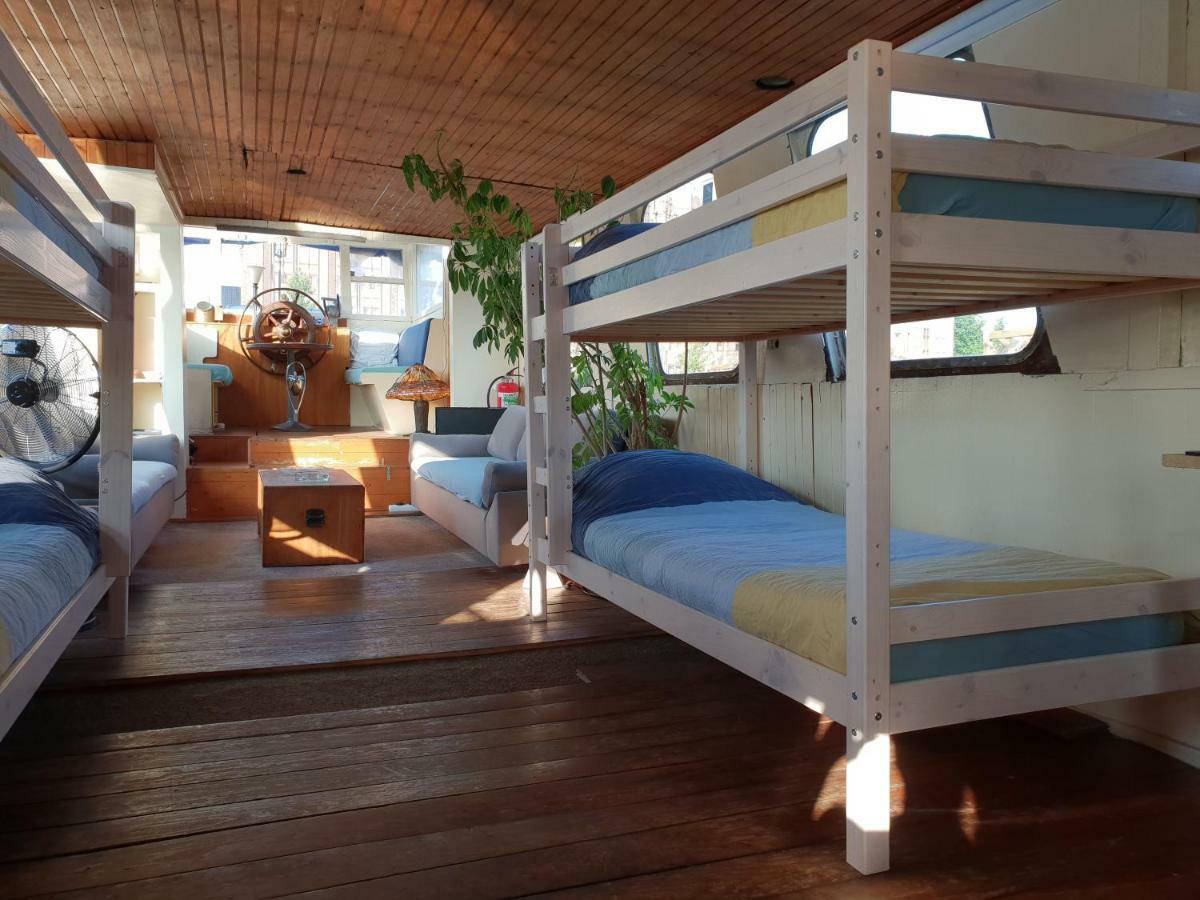 Beagle Family Houseboat Botel Amsterdam