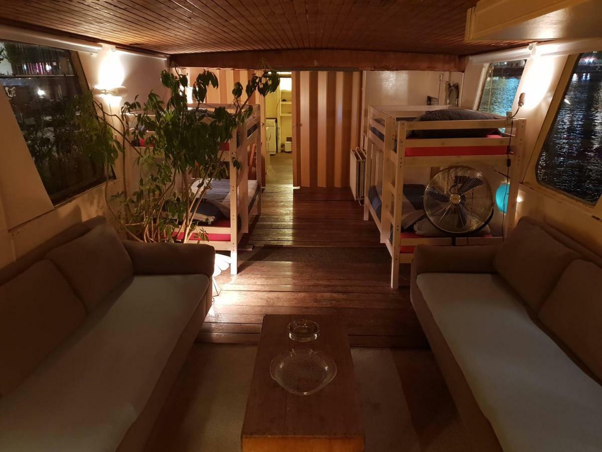 Botel Beagle Family Houseboat *