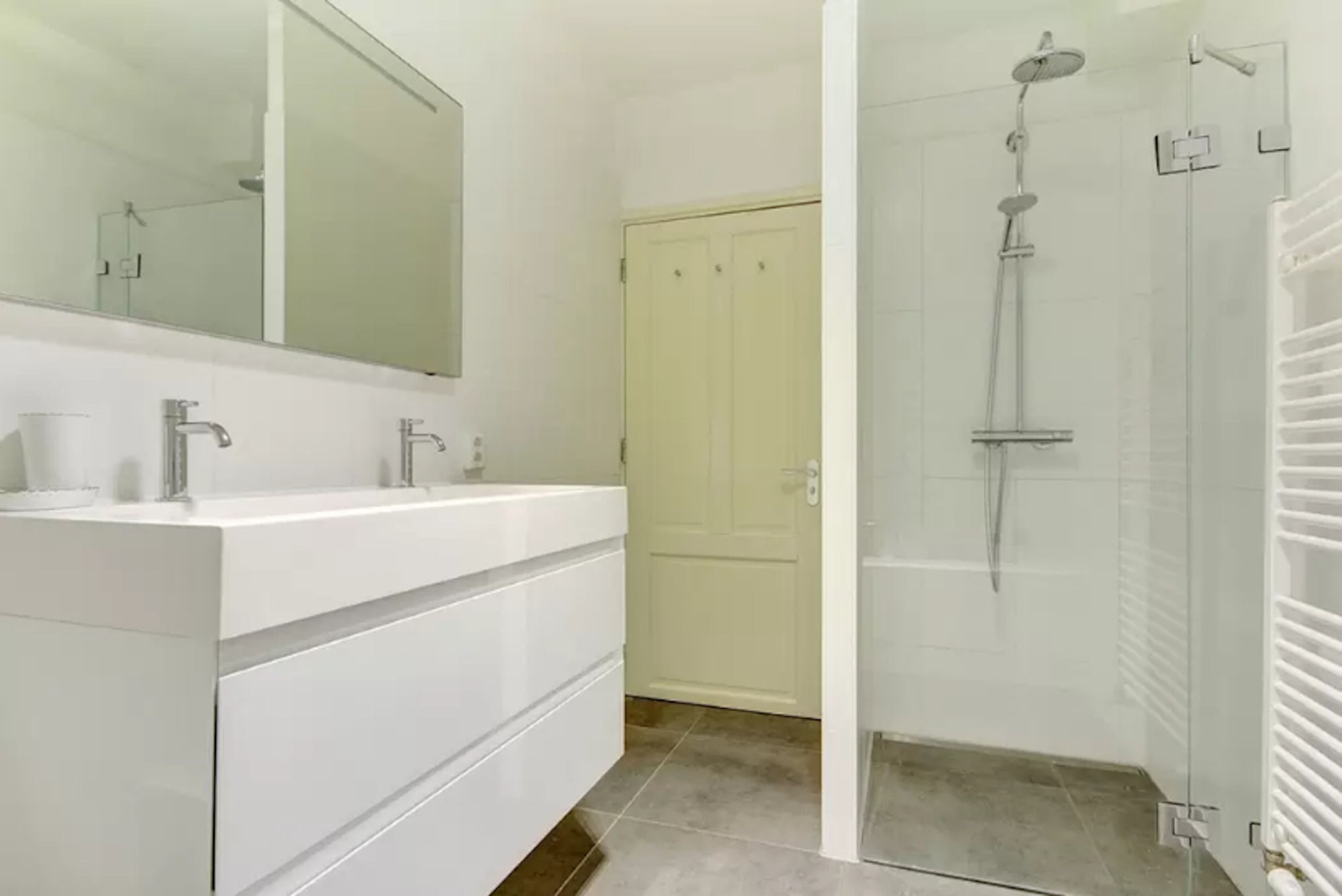 Short Apartment *