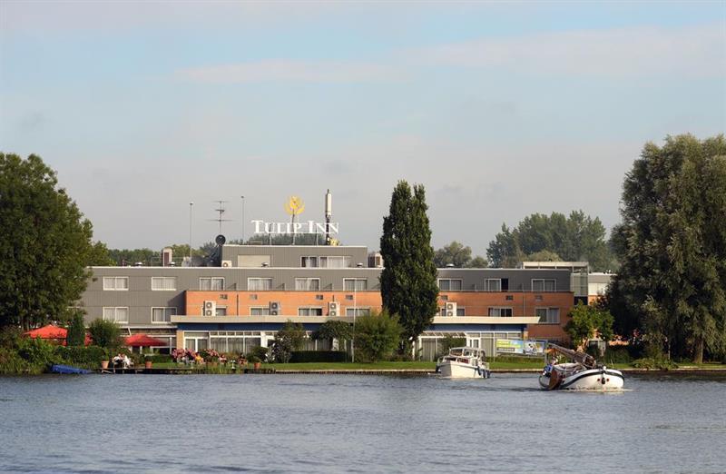 Gr8 Riverside Hotel
