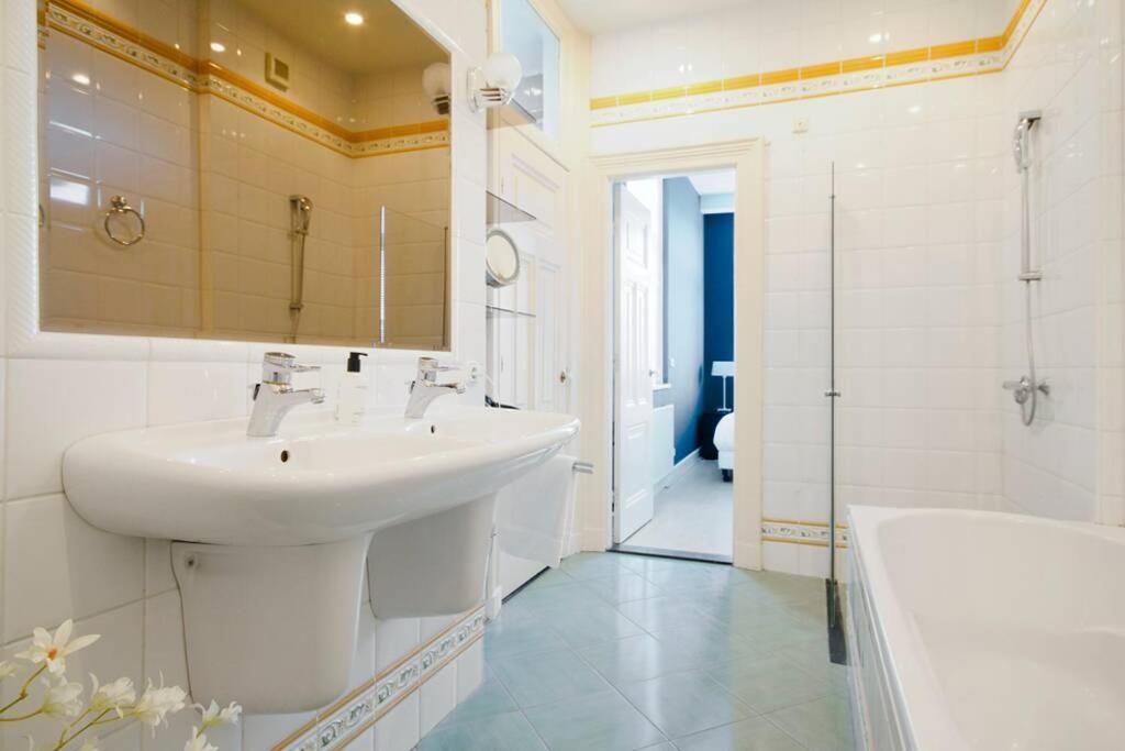 2 Bedroom 2 Bathroom Canal Apartment
