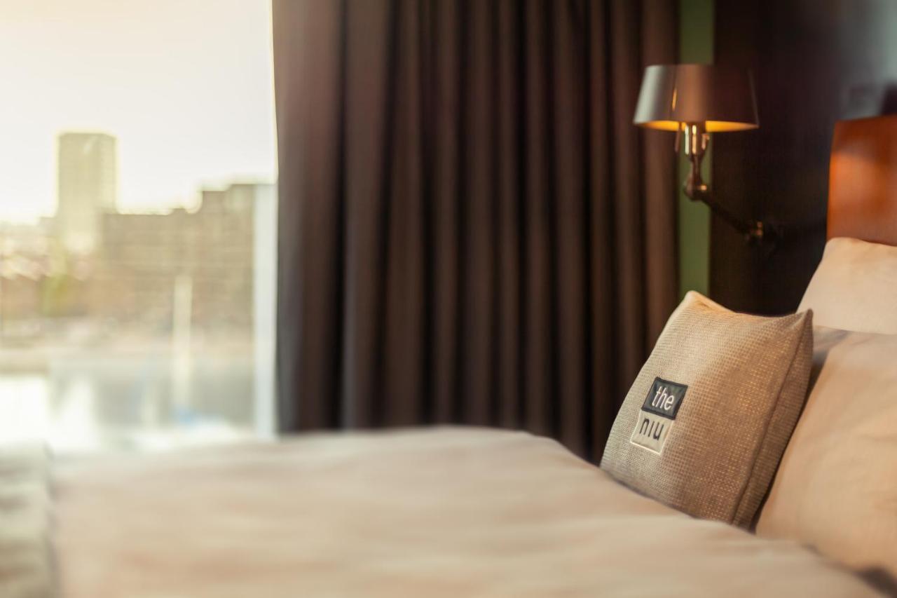 - The Niu, Fender Hotel 4*