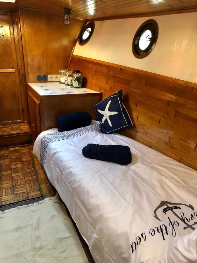 Botel Boat Center *