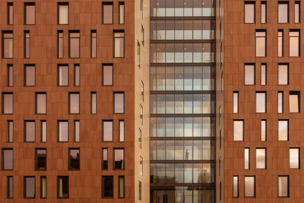 - The Niu, Fender Hotel 4*
