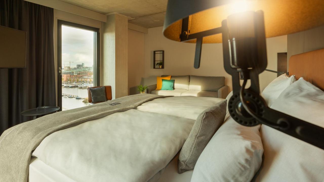 - The Niu, Fender Hotel 4*