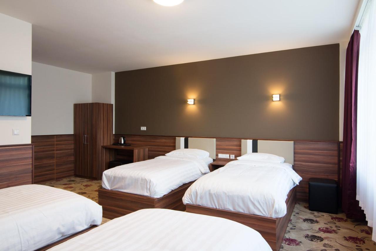 Hotel King's Court 3*
