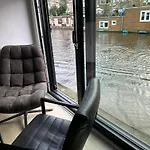 Amsterdam-Houseboat-Amstel
