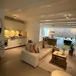 Elegant Canal-Side Apartment In Heart Of Amsterdam