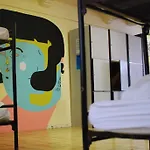 Bob\'S Youth Hostel