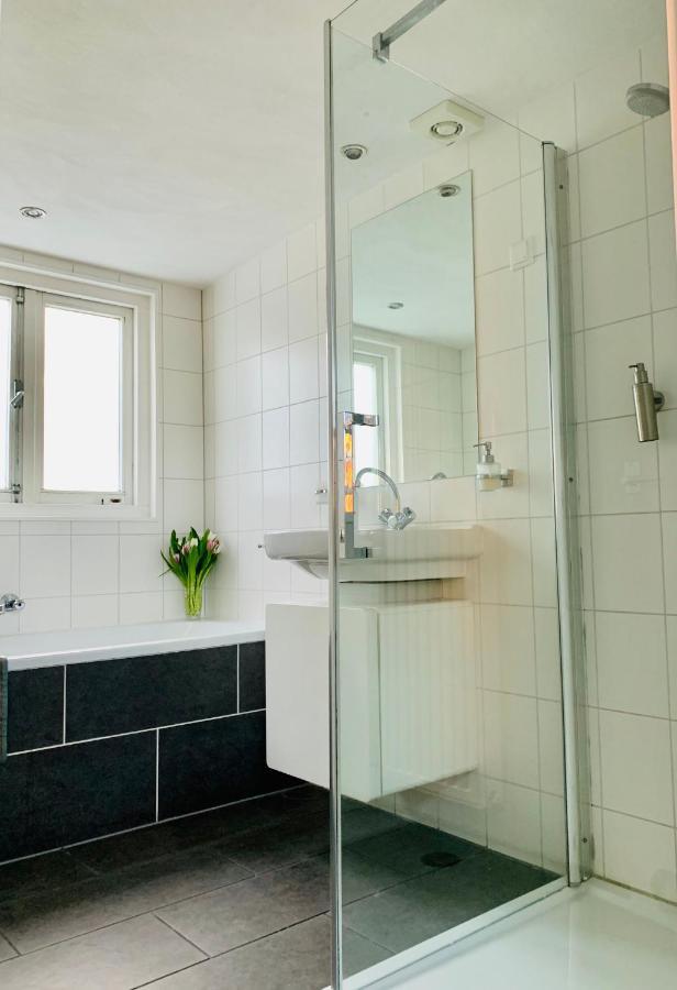 Houseboat-Amsterdam Bed & Breakfast