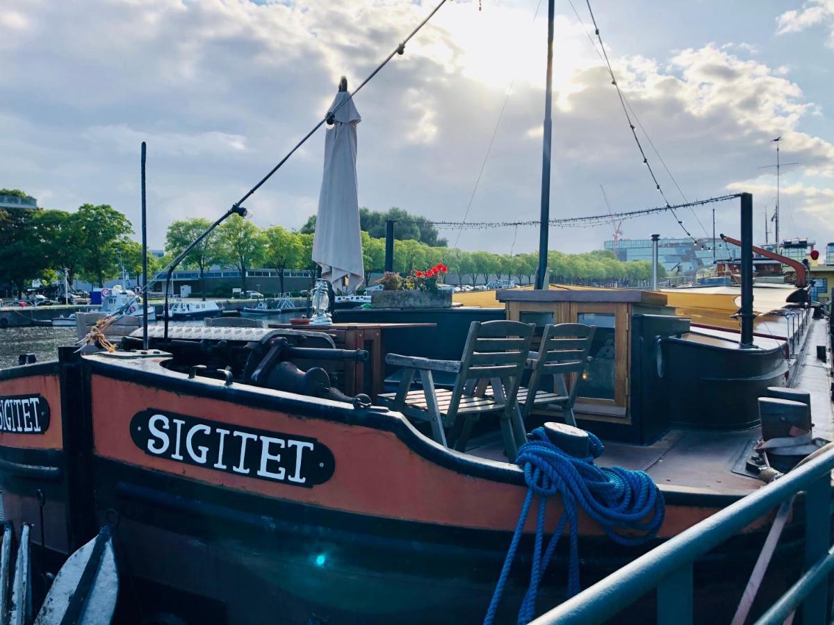 Houseboat Tante Piet Botel Amsterdam