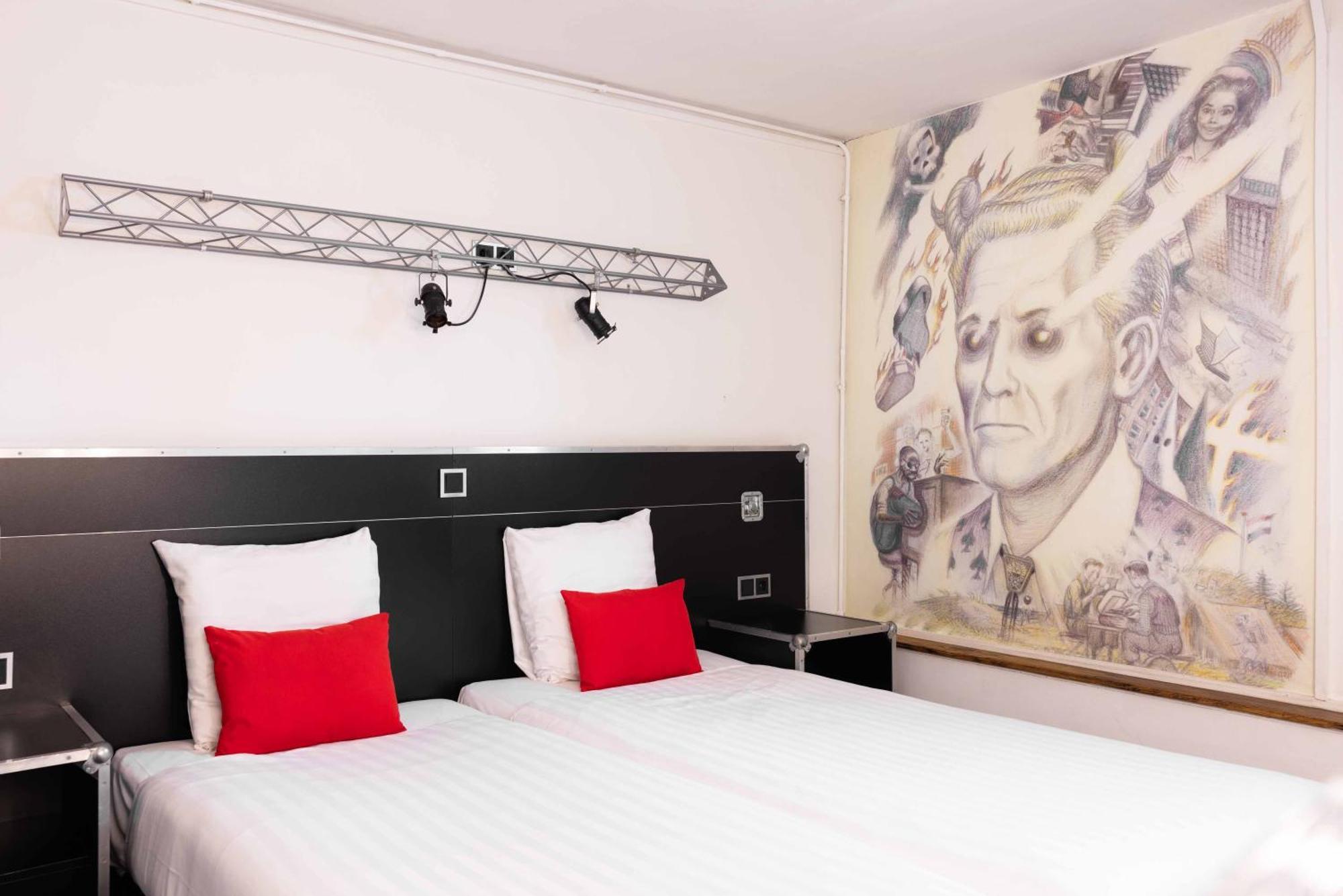 Backstage Hotel 2*