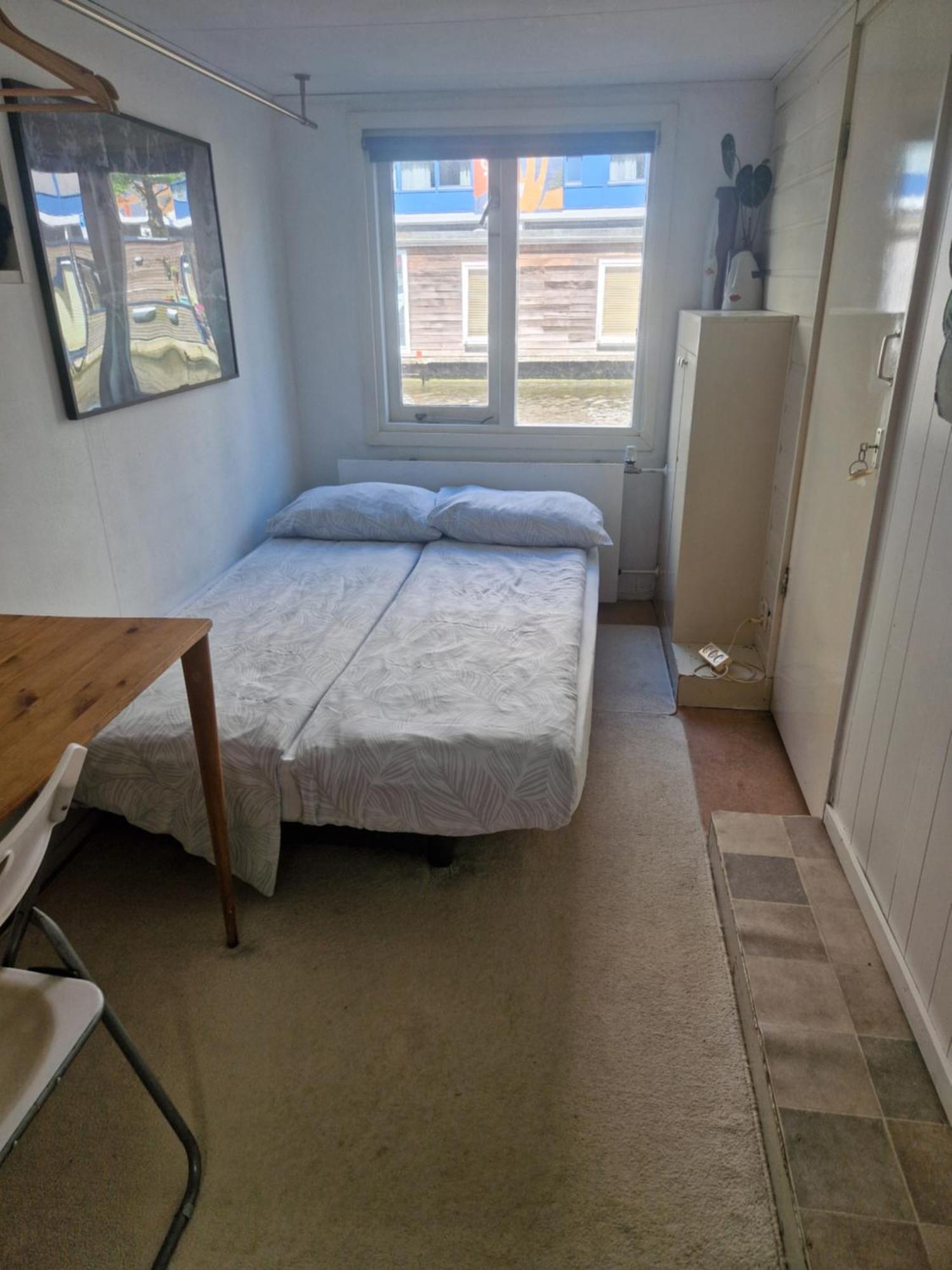 Houseboat Bed & Breakfast *