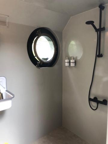 Botel Houseboat Tante Piet