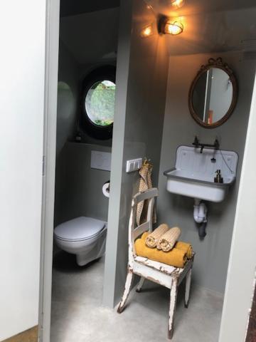 Houseboat Tante Piet Botel 2*