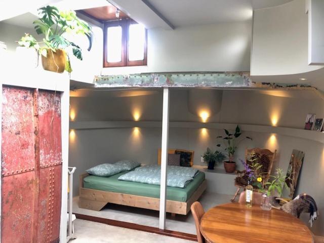Houseboat Tante Piet Botel 2*
