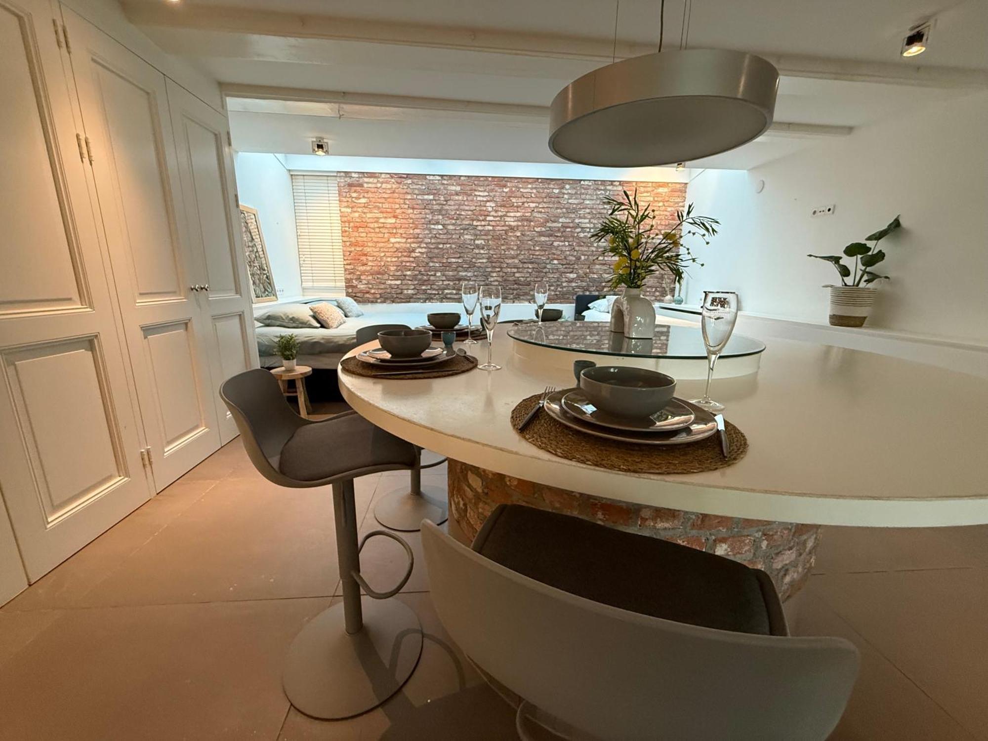 Elegant Canal-side In Heart Of Apartment