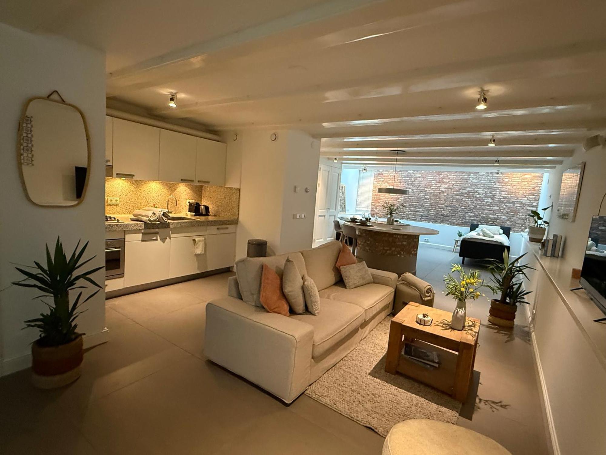 Apartment Elegant Canal-side In Heart Of