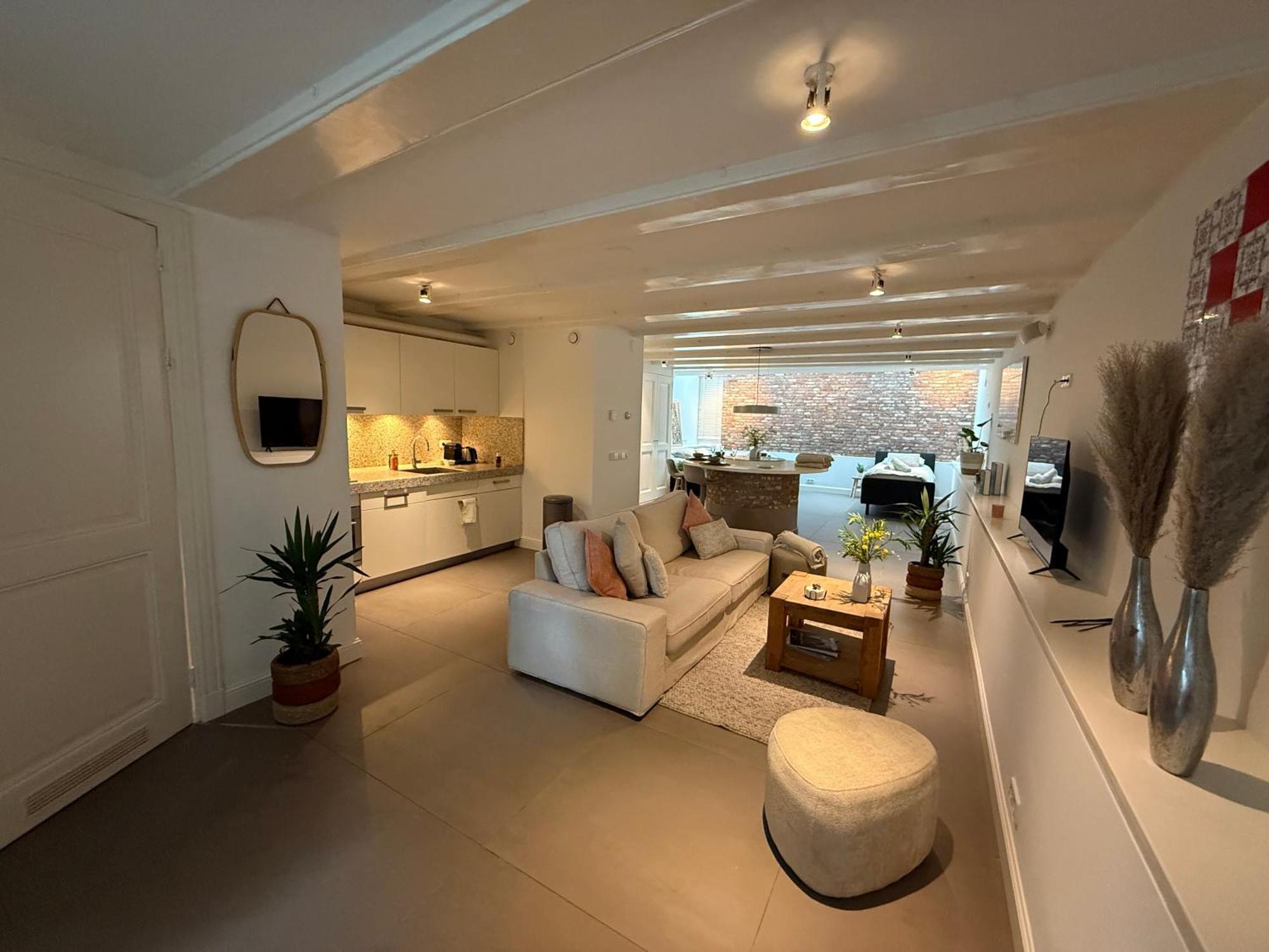 Apartment Elegant Canal-side In Heart Of Amsterdam