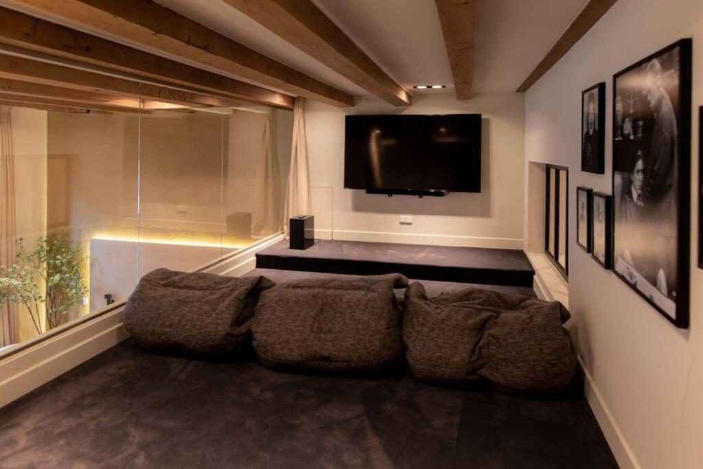 Apartment Newly Renovated Luxurious 200 Sqm Loft In Centre