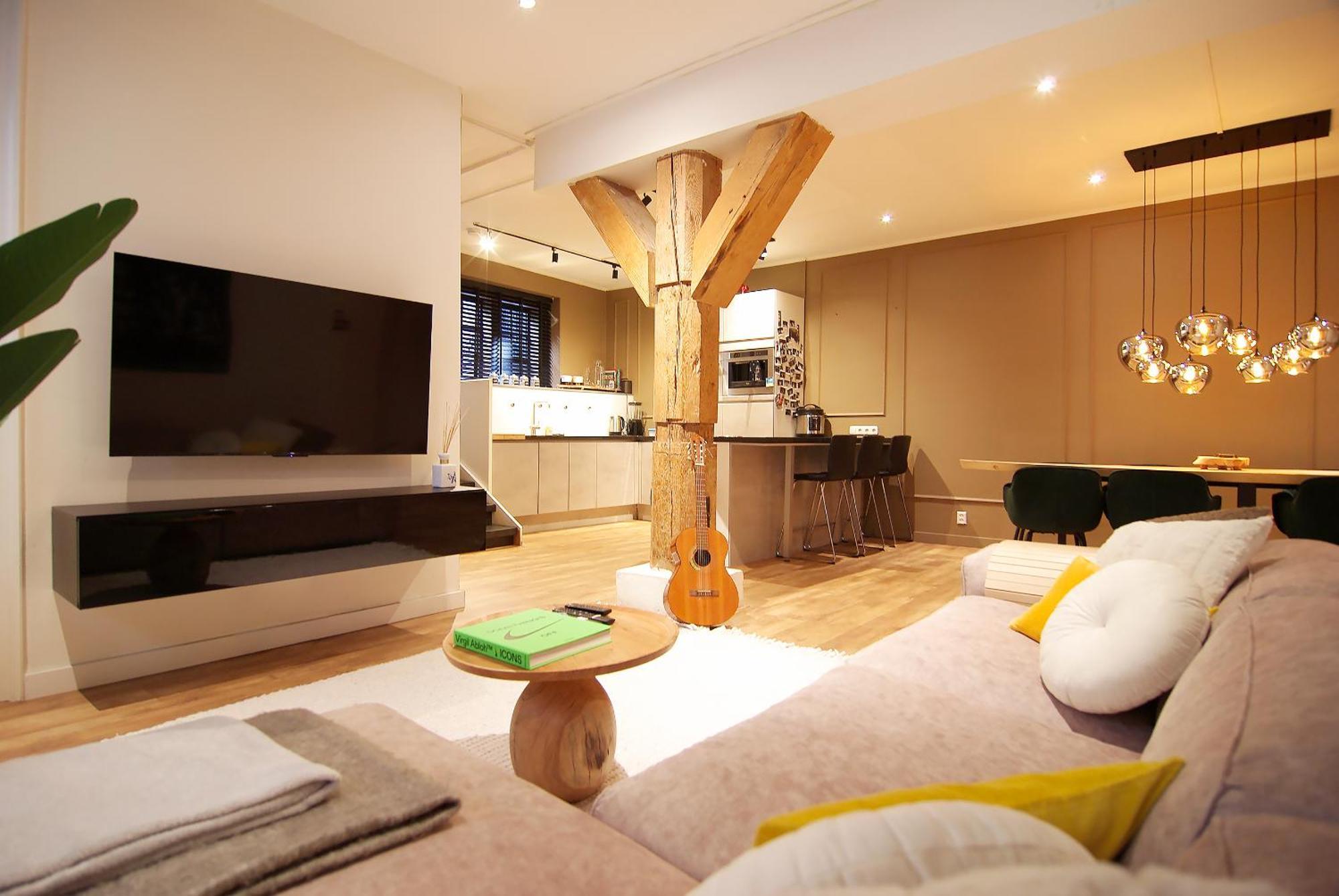 Stunning 2 Bedroom Apt. Heart Of The City! Apartment