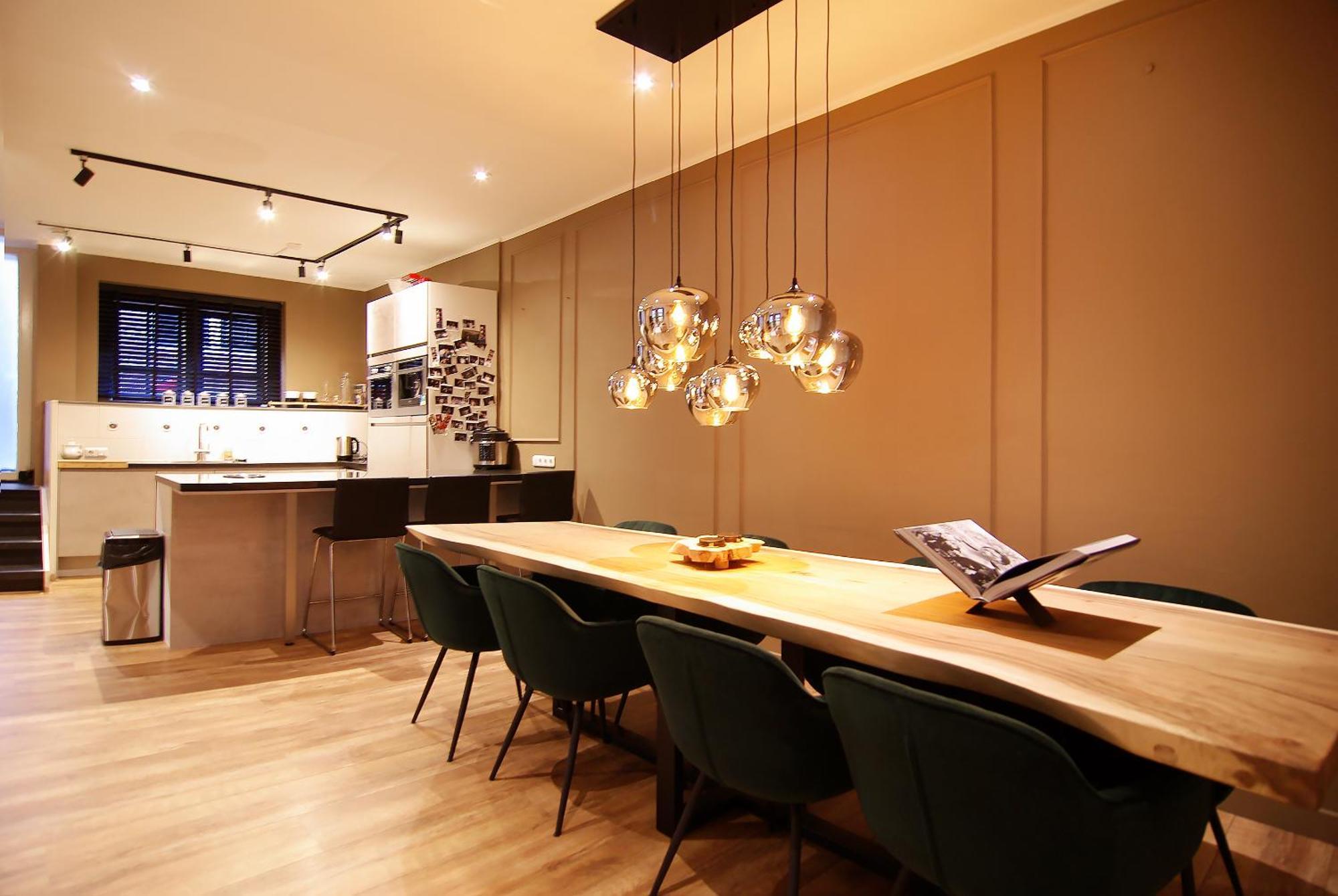 Stunning 2 Bedroom Apt. Heart Of The City!
